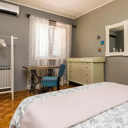Guest house And With Parking Space Mali Losinj