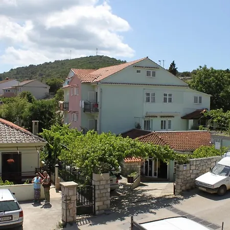 Pensión And With Parking Space 3*